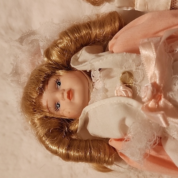 PORCELAIN COLLECTOR 🪆 DOLLS  SET OF 3. - Picture 2 of 8